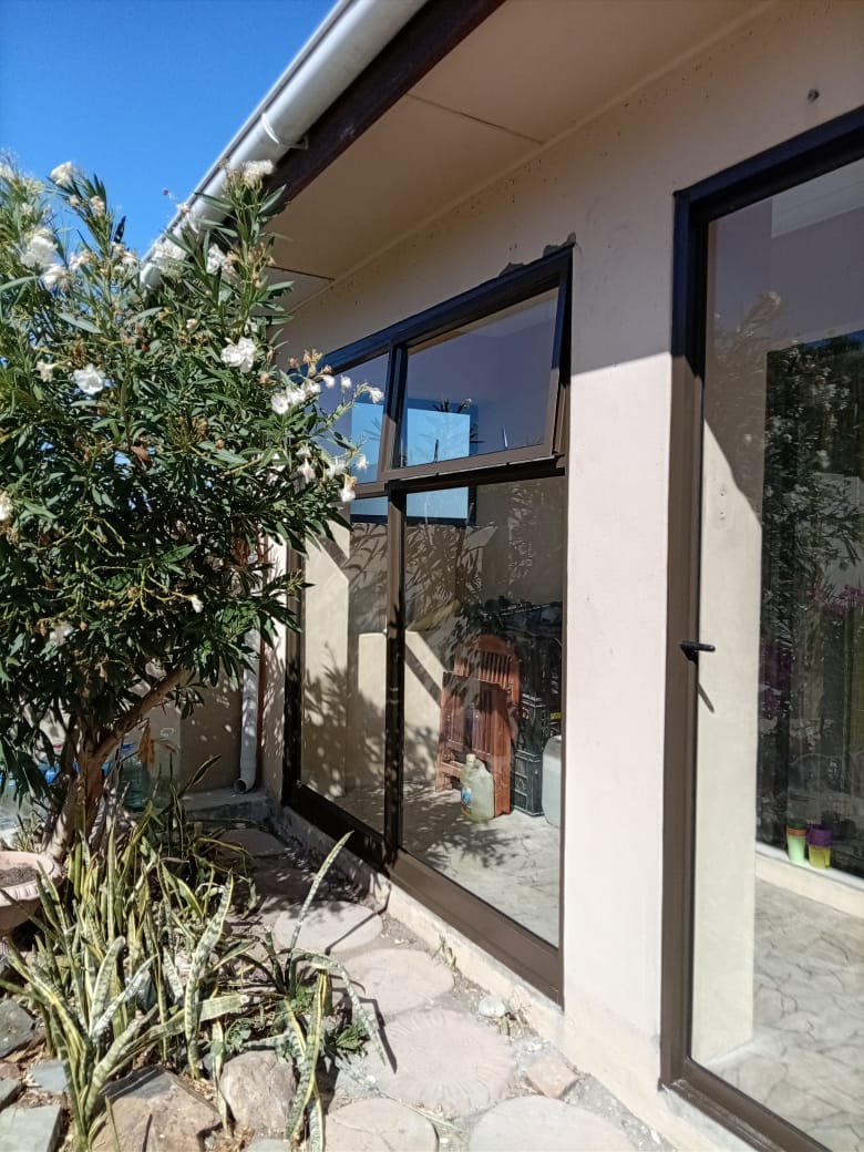 Window – Large fixed pane with 1x top hung opener