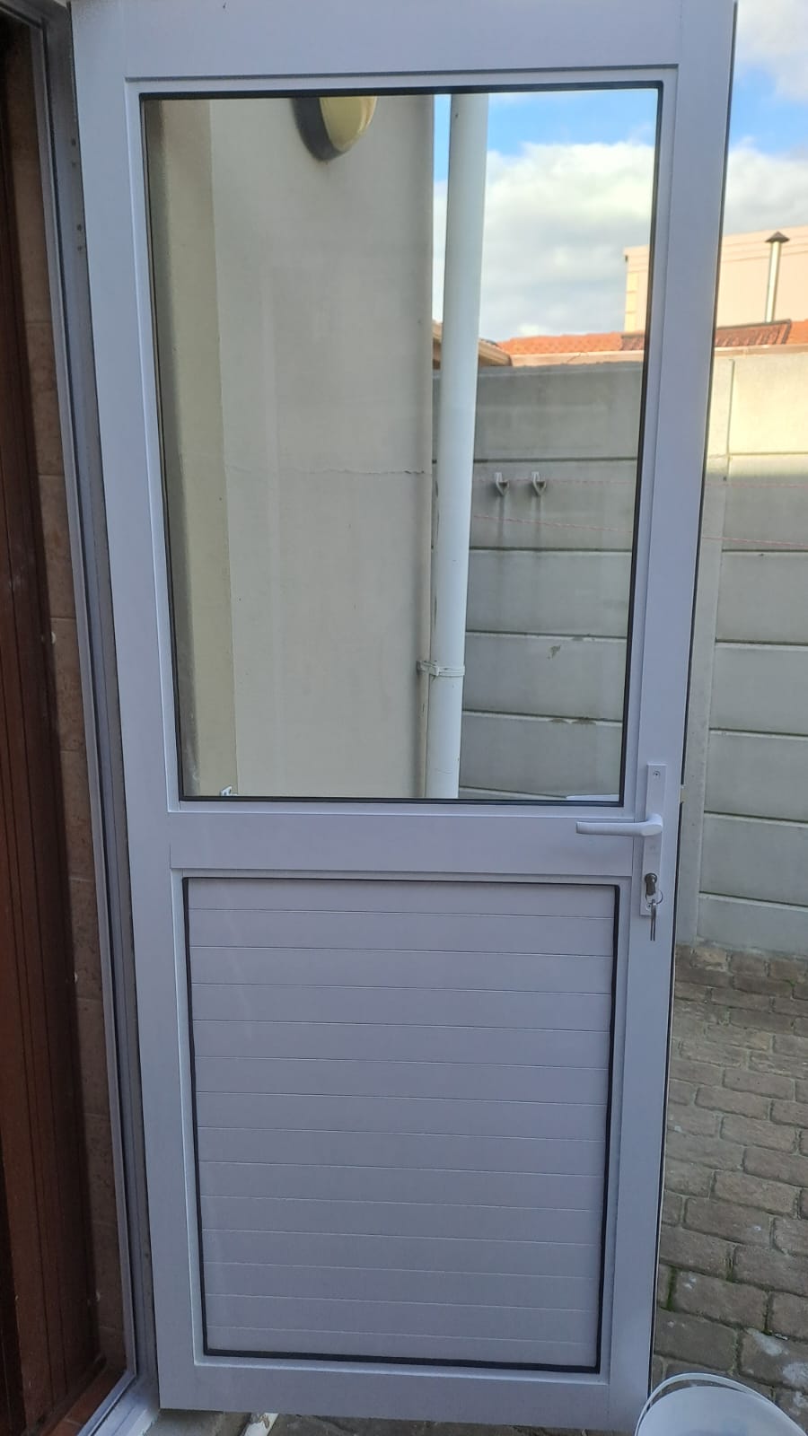 Hinge Door – Single hinge door with 9mm cladding bottom panel