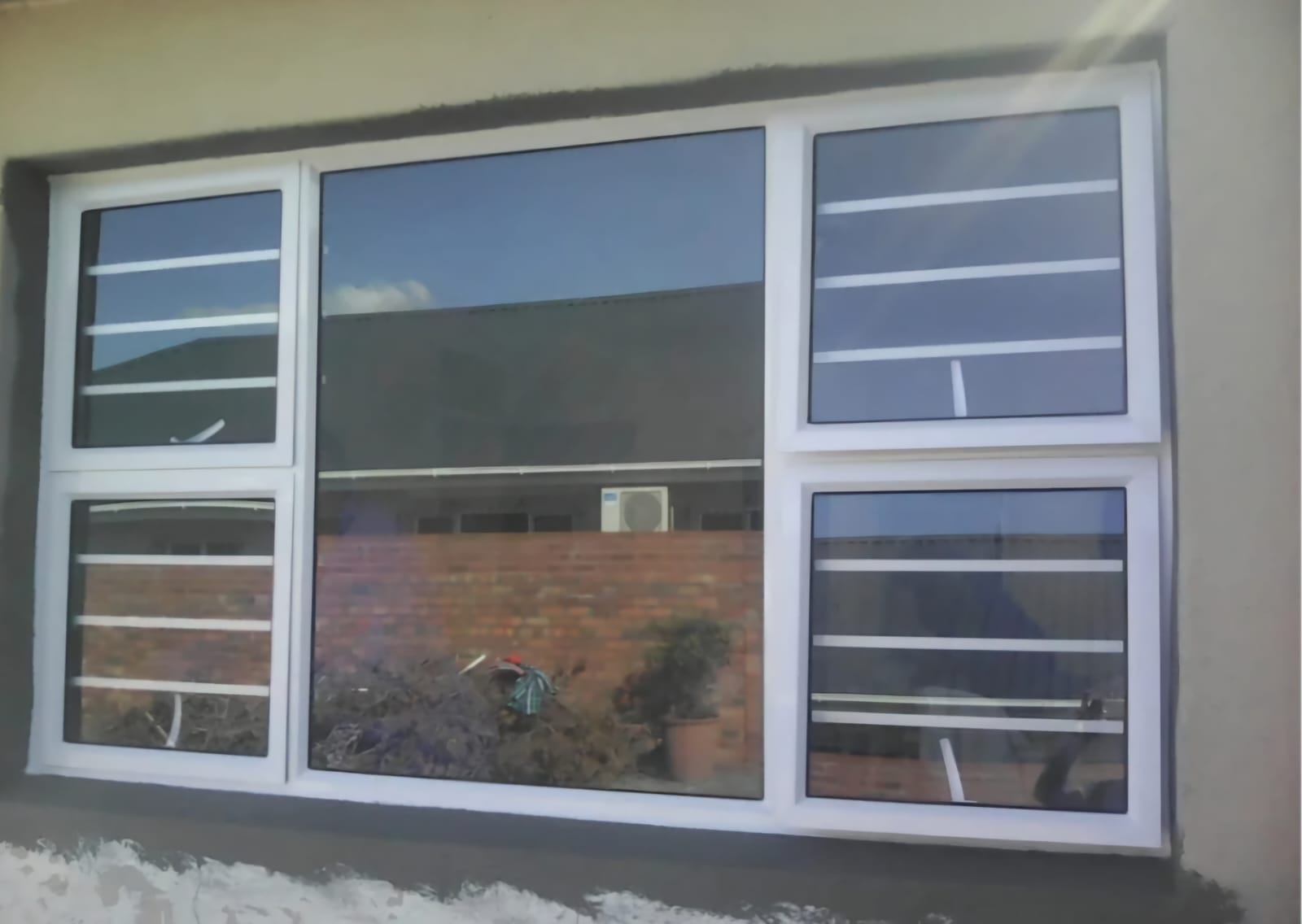 Window – Fixed middle pane with 4 openers and white burglar bars