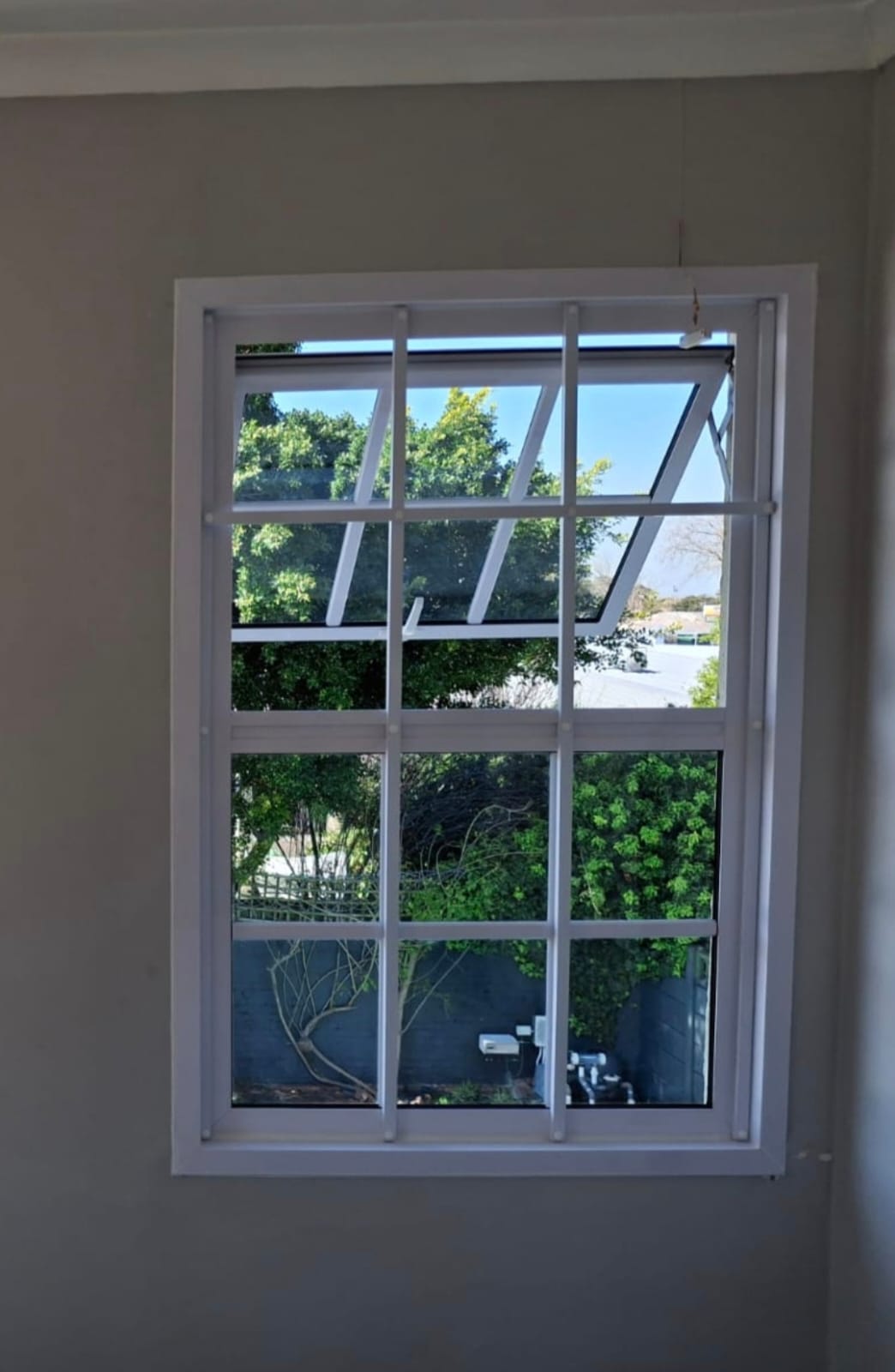 Window – PT window with colonial bar and matching aluminium burglar bars